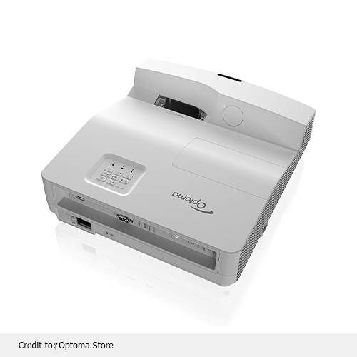 Projector screen with auto keystone